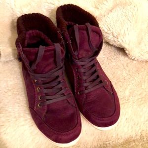 Women’s 7 1/2 purple ankle shoe.